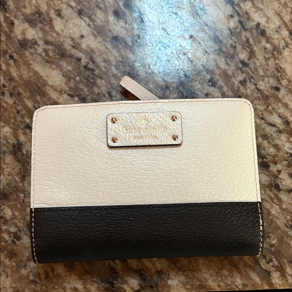 Kate Spade Black and Cream Wallet NWOT!
